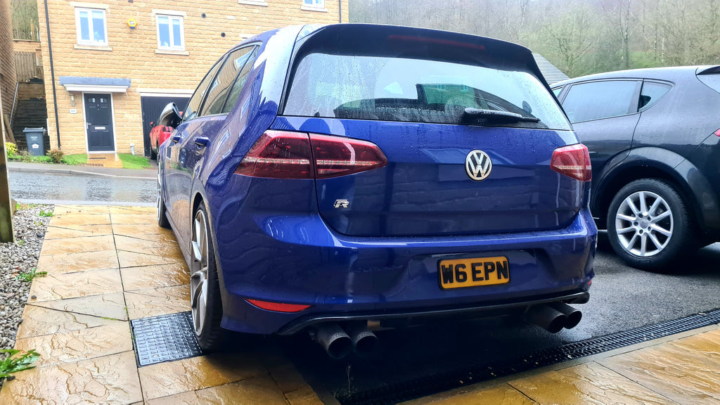 'Weapon' reg on 4D plates for this VW Golf R